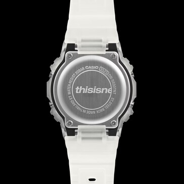Casio G-Shock DW-5600TNT-7 modelinin arka kapağında “thisisneverthat” markası kazınmıştır.