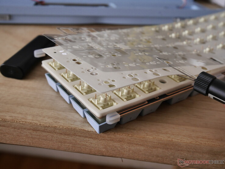 Poliüretan plaka köpük, IXPE anahtar pedi ve PE film uygulaması, Tide65'in ses profilini şekillendirmeye yardımcı olur ve özelleştirme seçenekleri sunar.