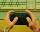 Steam Controller'ın 4 Mayıs 2026'da piyasaya sürüleceği bildirildi. Resimde: kontrolörün tutulurken çekilmiş bir tanıtım fotoğrafı.