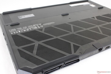 Arka ve alt kapak boyunca geniş havalandırma ızgaraları