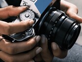 Burada gösterilen Fujifilm X-T5 modelinin yakında bir halefi çıkması bekleniyor.