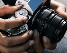 Burada gösterilen Fujifilm X-T5 modelinin yakında bir halefi çıkması bekleniyor.