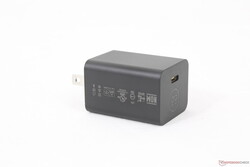 Çok küçük (~4,6 x 3,5 x 3 cm) 65 W evrensel USB-C AC adaptörü