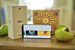 Honor X80 Pro Max'ın ekranı gerektiğinde çok parlak hale gelebilir.