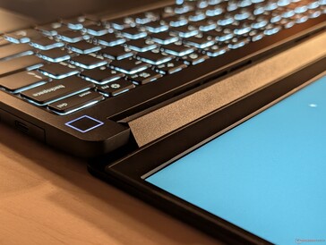 Tanıdık menteşeler ve kare güç düğmesi dönüşü