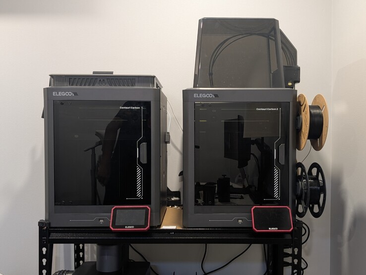 Elegoo Centauri Carbon (solda) ve Centauri Carbon 2 Combo (sağda).