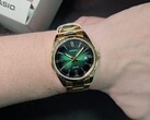 Casio'nun en yeni uygun fiyatlı şık saati, parlak yeşil kadranı yivli çerçeveyle birleştiriyor