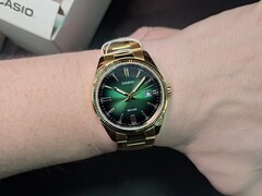 Casio'nun en yeni uygun fiyatlı şık saati, parlak yeşil kadranı yivli çerçeveyle birleştiriyor