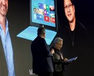 Huang Surface RT'yi kabul ediyor: Arkasında 2012'deki sunumun bir fotoğrafı var.