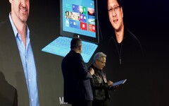 Huang Surface RT'yi kabul ediyor: Arkasında 2012'deki sunumun bir fotoğrafı var.