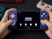 Retroid Pocket Nova, Android işletim sistemine sahip bir el bilgisayarıdır.