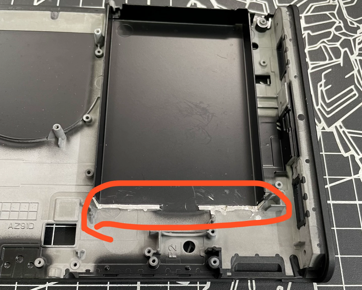 Switch 2'de yeni bataryaya uyacak şekilde kesilmesi gereken parçanın alanı