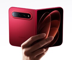 Xiaomi 18 Fold, altın, kırmızı ve siyah olmak üzere üç farklı renkte mevcuttur.