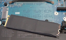 SSD, daha iyi ısı dağılımı için güvenli bir şekilde kapatılmıştır