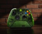 8BitDo'nun Xbox kumandaları için ürettiği Ultimate Şarj Yuvası, orijinal Xbox ile aynı yarı saydam yeşil renge sahiptir/
