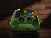 8BitDo'nun Xbox kumandaları için ürettiği Ultimate Şarj Yuvası, orijinal Xbox ile aynı yarı saydam yeşil renge sahiptir/