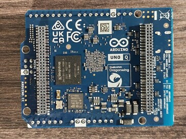 Ayrıca arka tarafta iki adet ek pin başlığı bulunmaktadır (resim kaynağı: Notebookcheck)