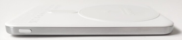 Güç düğmesi sol kenarda.