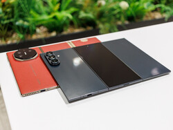 Huawei Mate XT (aşağıda) ve Samsung Galaxy Z TriFold