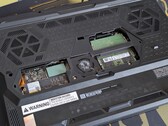 SODIMM ve SSD yuvalarını ortaya çıkaran alt alt panel çıkarılmış Raider 16 HX Max