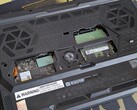 SODIMM ve SSD yuvalarını ortaya çıkaran alt alt panel çıkarılmış Raider 16 HX Max