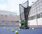 Acemate S10 Pro tenis robotu, toprak, çim ve sert zemin kortlarda vuruş çalışması yapabilir, top alışverişi yapabilir ve geri gelen topları yakalayabilir.