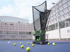 Acemate S10 Pro tenis robotu, toprak, çim ve sert zemin kortlarda vuruş çalışması yapabilir, top alışverişi yapabilir ve geri gelen topları yakalayabilir.
