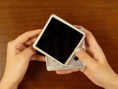 Anbernic'in en yeni retro el bilgisayarı, düğmeleri ortaya çıkarmak için ekranı döndürüyor.