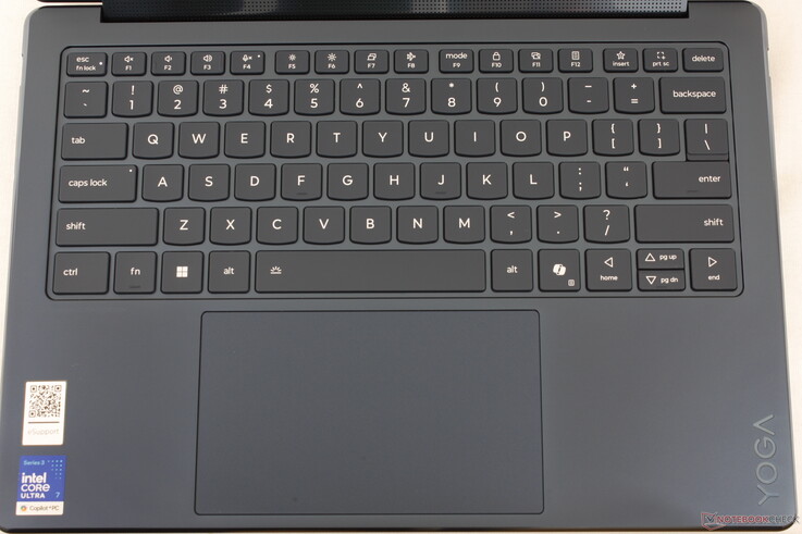Tuş etiketleri artık daha sade bir görünüm için ortalanmış. Bunun dışında, yazma deneyimi ve clickpad boyutu geçen yılın Yoga 9-in-1 G10 modeliyle aynı