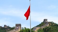Arka planda Çin Seddi'nin bulunduğu Çin bayrağı