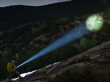 Olight Marauder 3, on futbol sahasından daha uzağa ulaşabilen bir spot ışığına sahiptir.