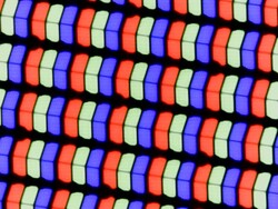 LC ekran, bir kırmızı, bir mavi ve bir yeşil ışık yayan diyottan oluşan klasik bir RGB alt piksel matrisi kullanır.