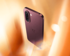 Burgundy Red rengindeki OnePlus N6x.