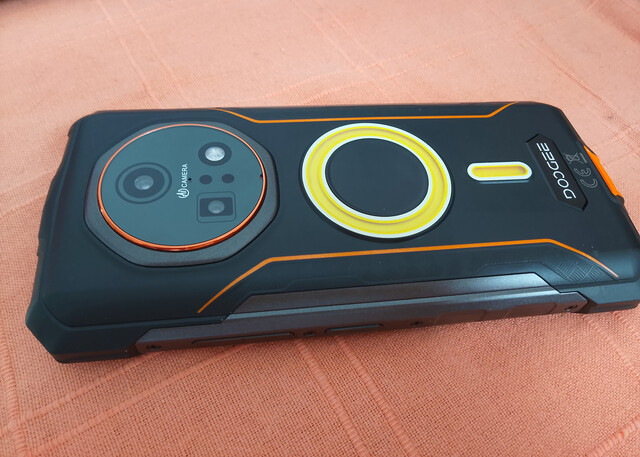 Arka kamera dizisi. (Resim kaynağı: Sergey Tarasov - Notebookcheck)