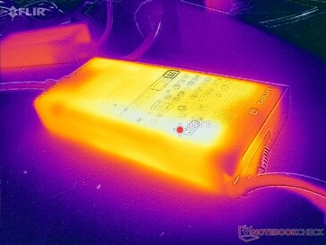 AC adaptörü zorlu yükleri çalıştırırken 57 C'nin üzerine ulaşır