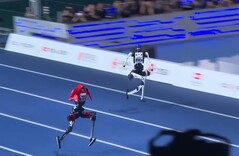 Çinli Tiangong Ultra (sağda) ve Honor Lightning (solda), Usain Bolt’un 100 metre dünya rekorunu kırdı.