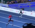 Çinli Tiangong Ultra (sağda) ve Honor Lightning (solda), Usain Bolt’un 100 metre dünya rekorunu kırdı.
