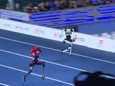 Çinli Tiangong Ultra (sağda) ve Honor Lightning (solda), Usain Bolt’un 100 metre dünya rekorunu kırdı.