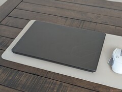 En yeni MSI Stealth 16, Prestige serisinin daha zarif ve sade görünümünü benimsiyor ancak garip bir şekilde hedef kitlesinin ihtiyaç duyduğu SD kart okuyucusuna yer vermiyor