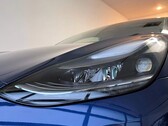 2021 Model 3'ün LR farının yakın çekim görüntüsü