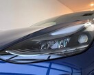 2021 Model 3'ün LR farının yakın çekim görüntüsü