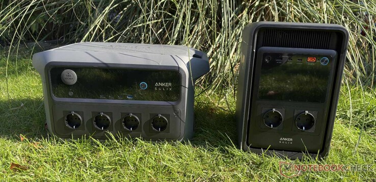 Anker Solix S2000 (sağda), C2000 Gen 2'den biraz daha derin ve uzun, ancak önemli ölçüde daha dar ve hafiftir.