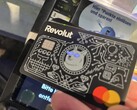 Temassız ödeme terminalinde ödeme yapmak için gözleri ışıklı Revolut kartını kullanıyoruz