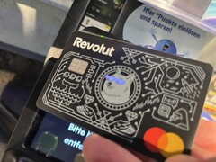 Temassız ödeme terminalinde ödeme yapmak için gözleri ışıklı Revolut kartını kullanıyoruz