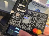 Temassız ödeme terminalinde ödeme yapmak için gözleri ışıklı Revolut kartını kullanıyoruz