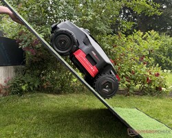 Test rampamızda, her iki AWD robotik çim biçme makinesi de %70 eğimi başarıyla aştı (burada gösterilen: Mova LiDAX Ultra AWD)