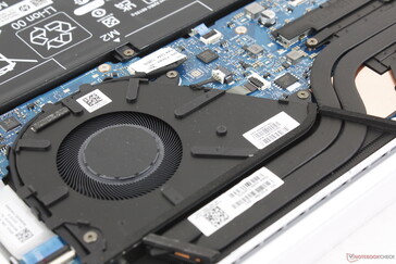 Soğutma çözümü tek bir ~60 mm fan ve iki kısa bakır ısı borusundan oluşur