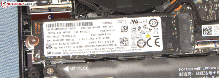 Bir NVMe SSD, sistem sürücüsü görevi görüyor.