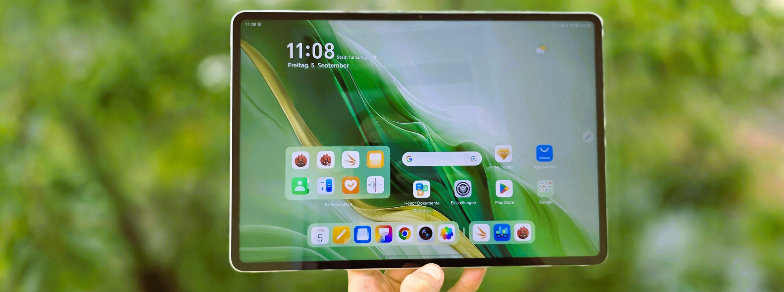 Honor MagicPad3 Tablet incelemede. (Resim kaynağı: Marcus Herbrich)