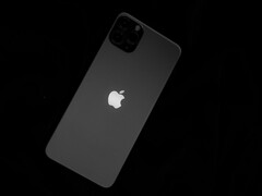 Siyah zemin üzerinde Apple logosu bulunan bir iPhone’un arka yüzü